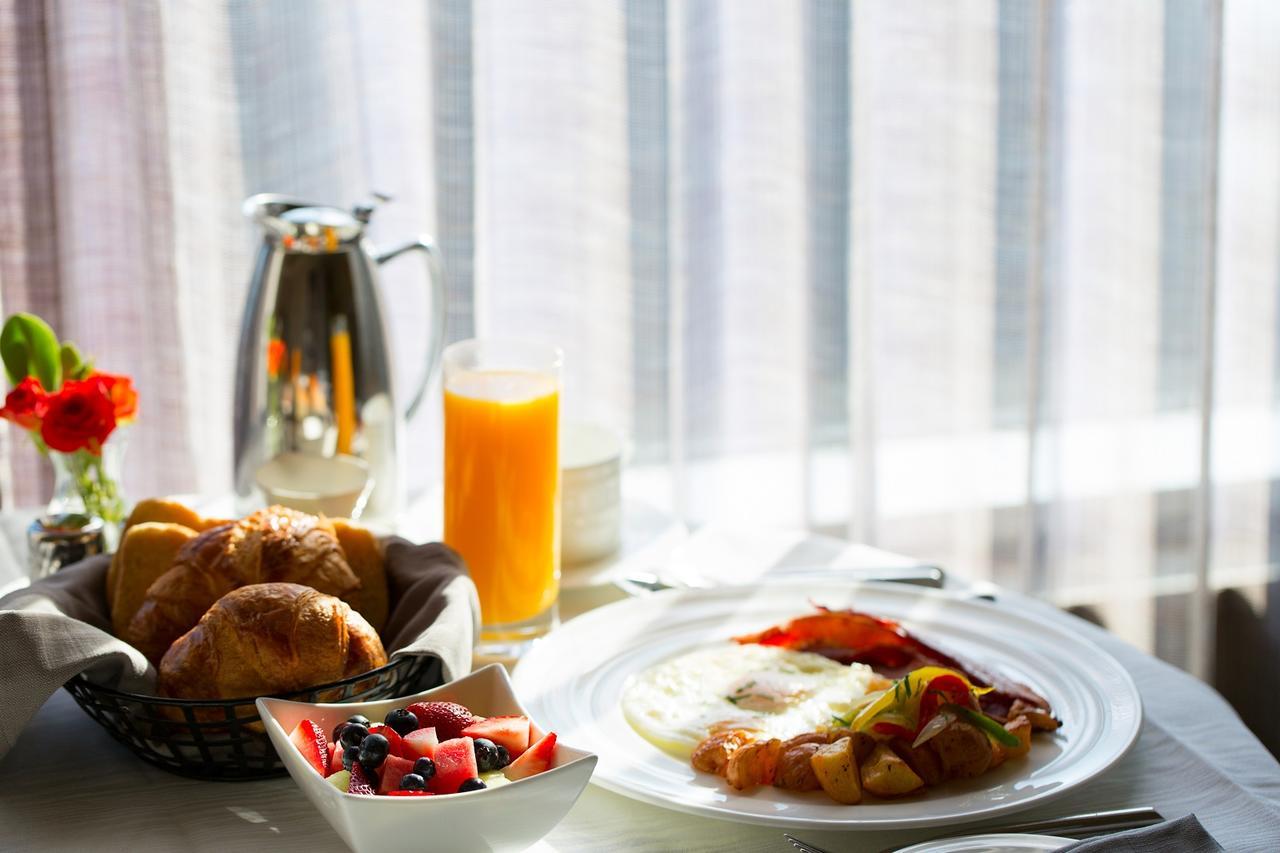 Fraser Suites Mascate Exterior foto A breakfast at a hotel